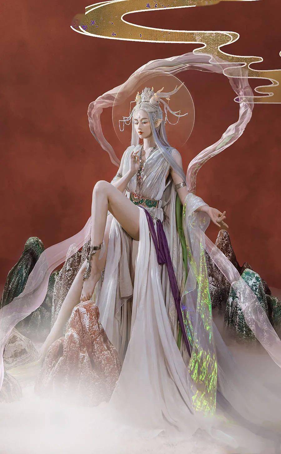 国内知名coser@真的菜菜 在去年11月为自己设计了一套九色鹿拟人造型