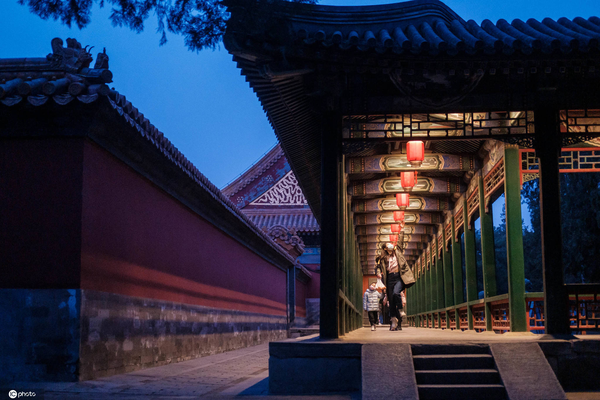 北京颐和园长廊点灯 元宵节穿越古今