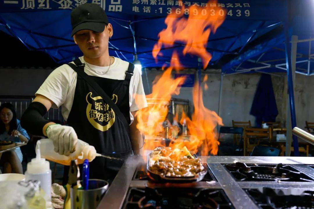 24小时不想停歇的胃在彭州的街角巷子里穿梭跟着老彭州们在苍蝇馆子里