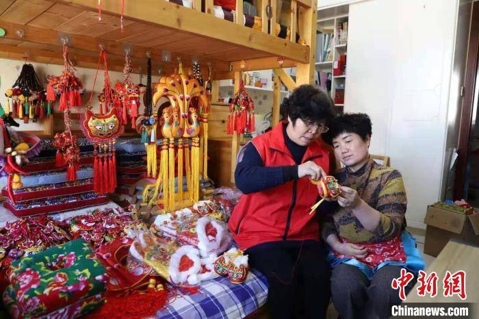 山西六旬民间艺人传授布艺 带动300余人增收