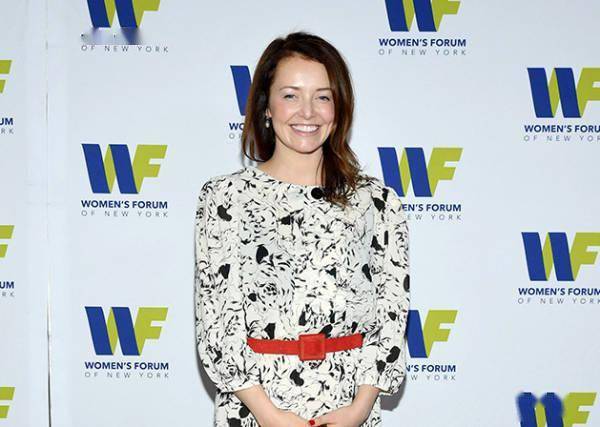 美国"抗疫英雄"科莫人设一崩再崩:被曝邀助手打"脱衣扑克"_林赛·博