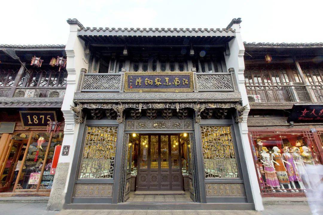 朱炳仁铜雕艺术博物馆坐落于杭州历史景区河坊街上，由中国工艺美术大师