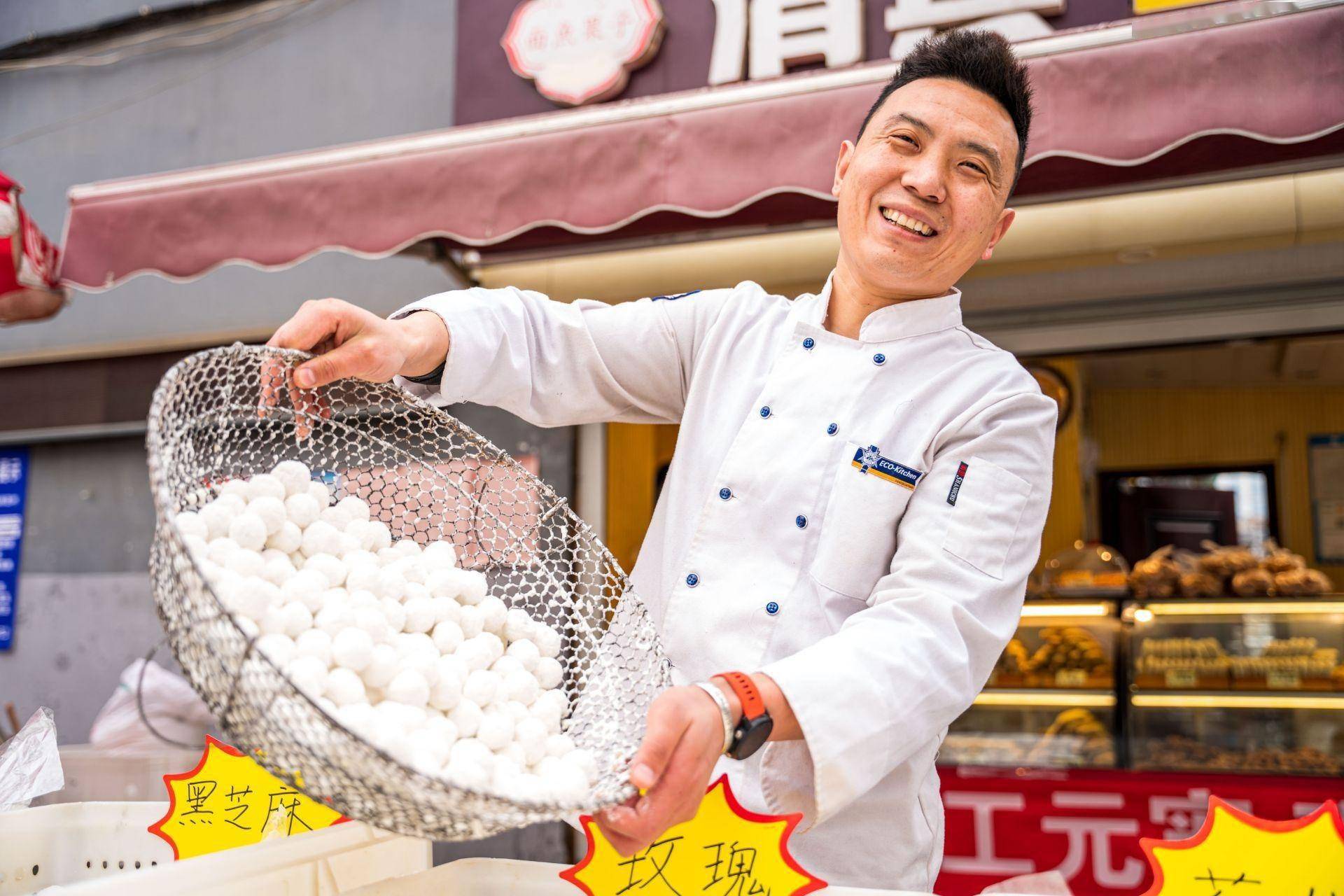 一天卖出约千斤元宵阔别一年的街头摇元宵回归