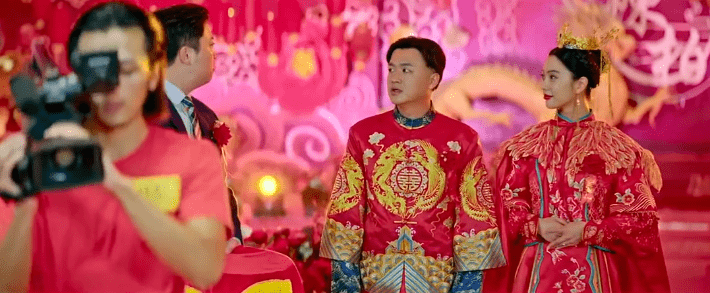 他们不是在演电影,这只是一场骗局.为了骗回来自己随出去的红包!