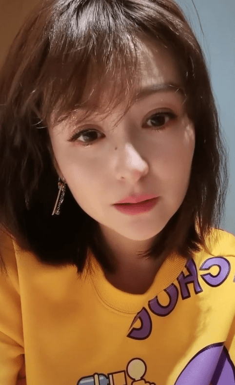 2月25日,戴娇倩在社交平台分享了一段近况视频,留着一头短发的她少女