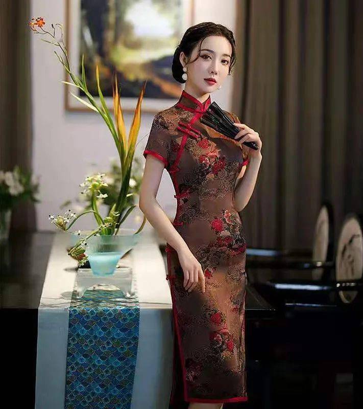 开衩旗袍这样穿,显出凹凸有致好身材