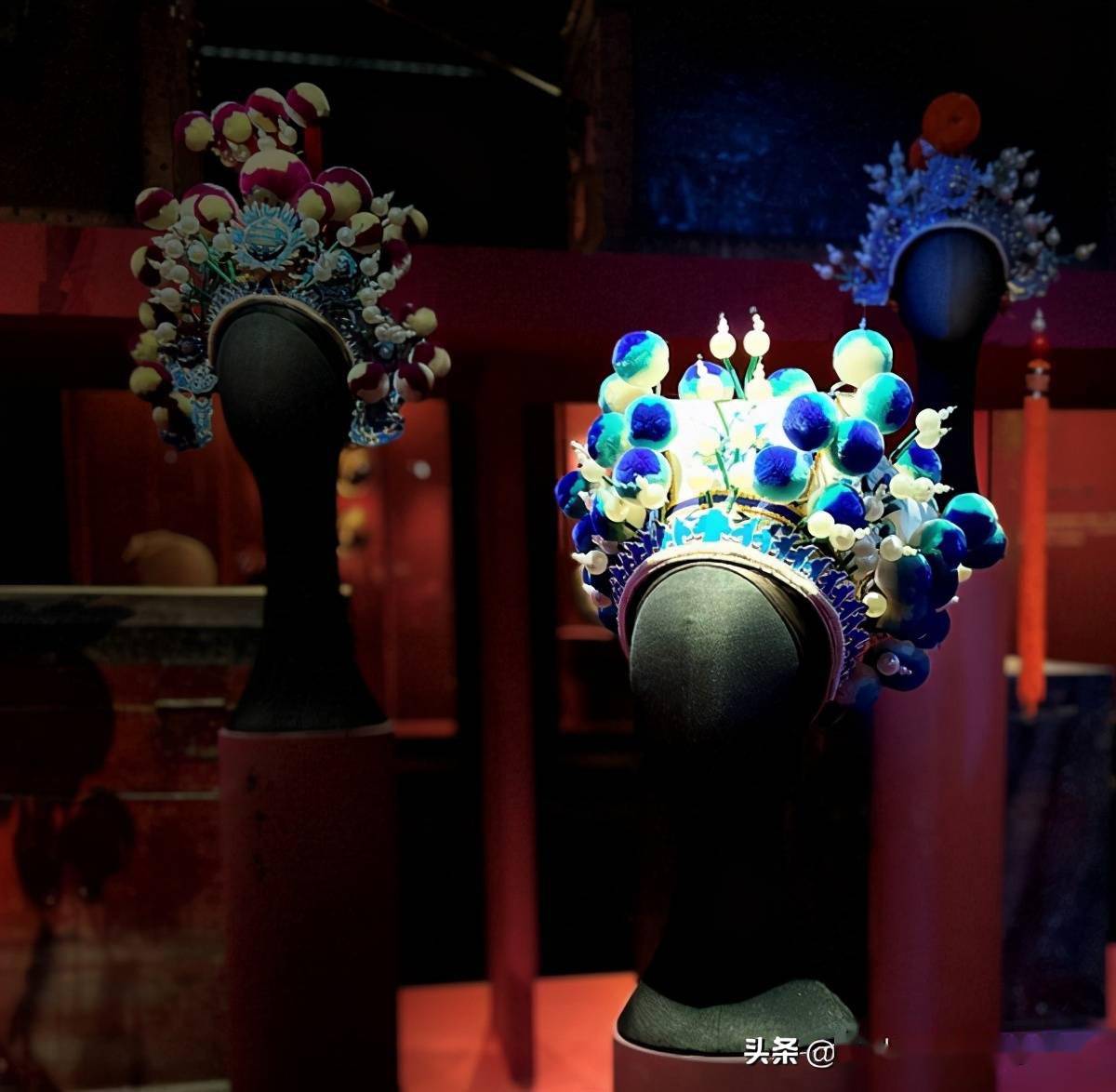 国博薪火相传展戏曲盔头真美啊