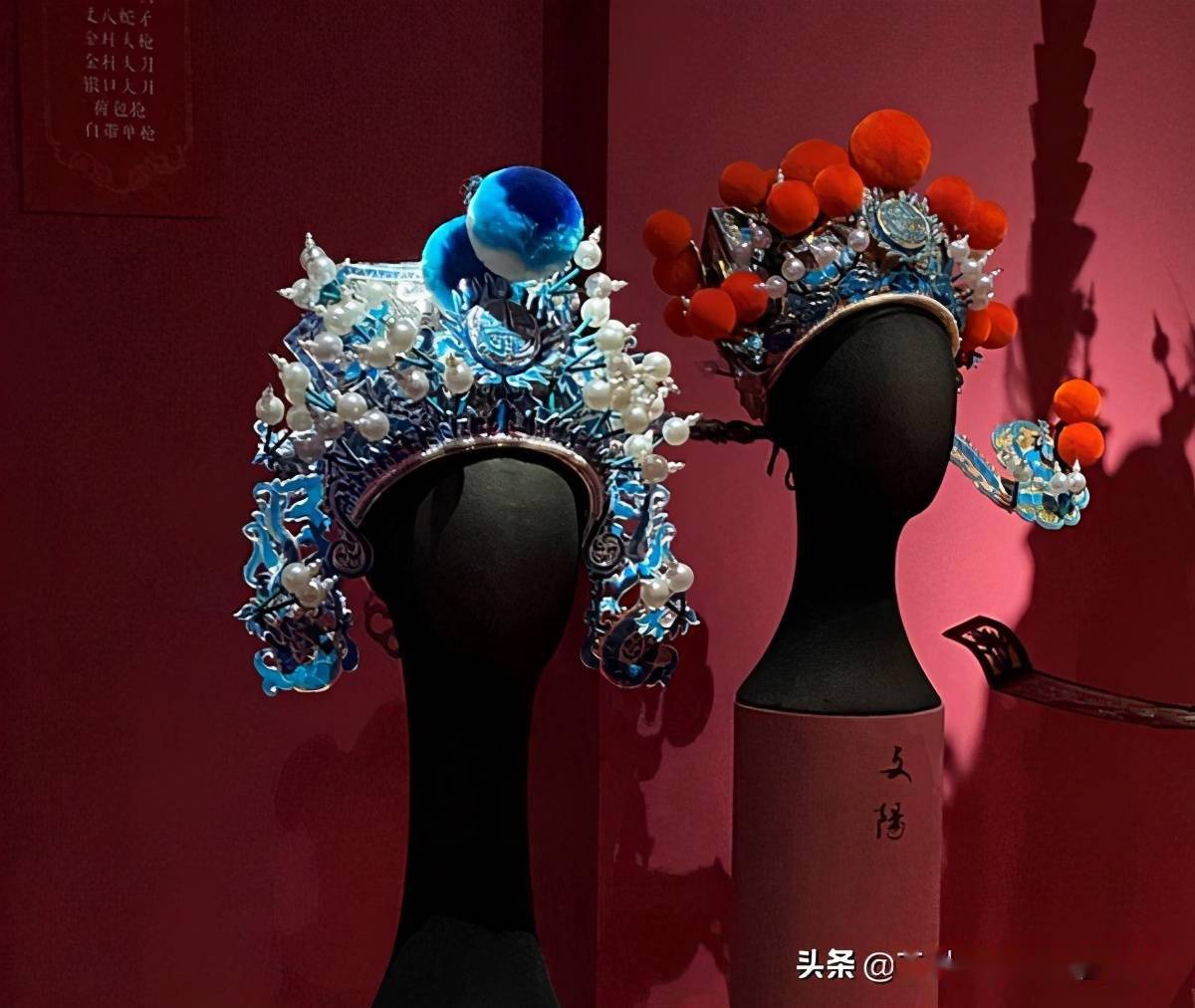 国博薪火相传展戏曲盔头真美啊