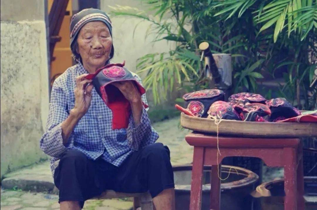 村史馆内的"定南客家花帽传习所",每逢节假日,都会迎来诸多游客驻足