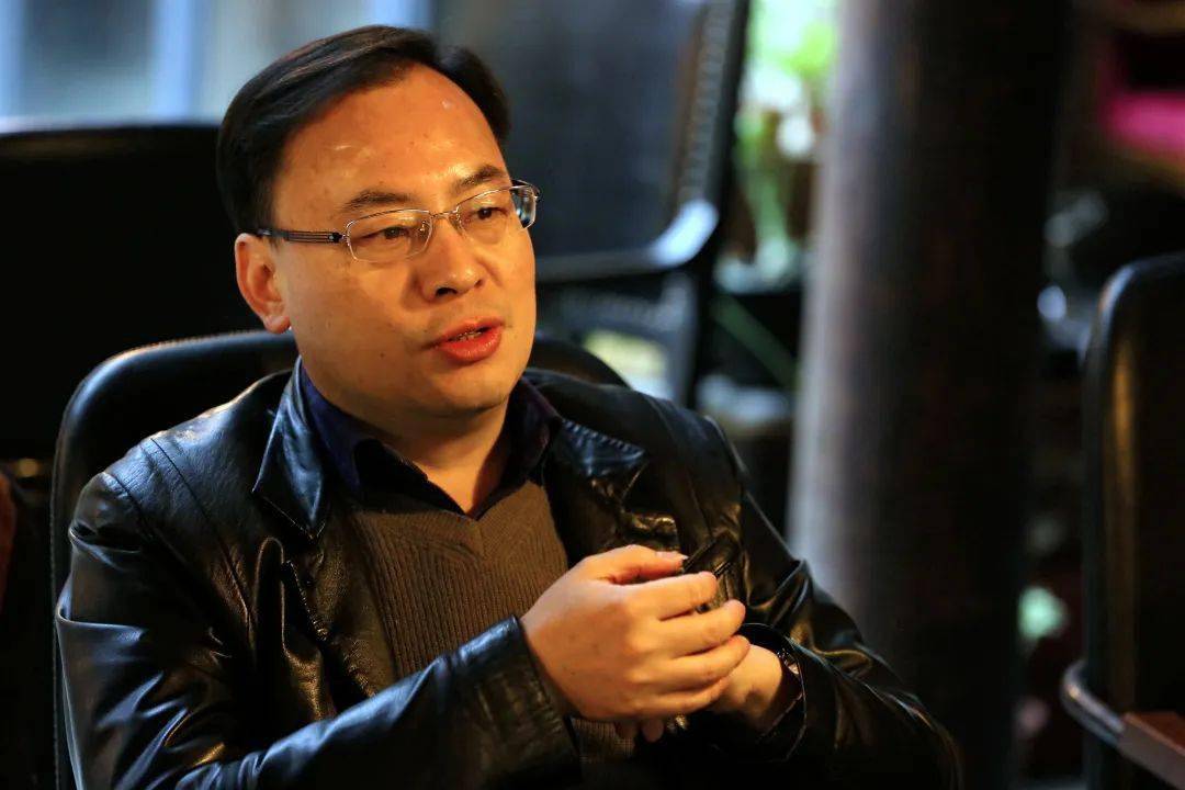 针对园区招商难,招人难等问题,江南镇党委委员,副镇长姚伟国表示政府