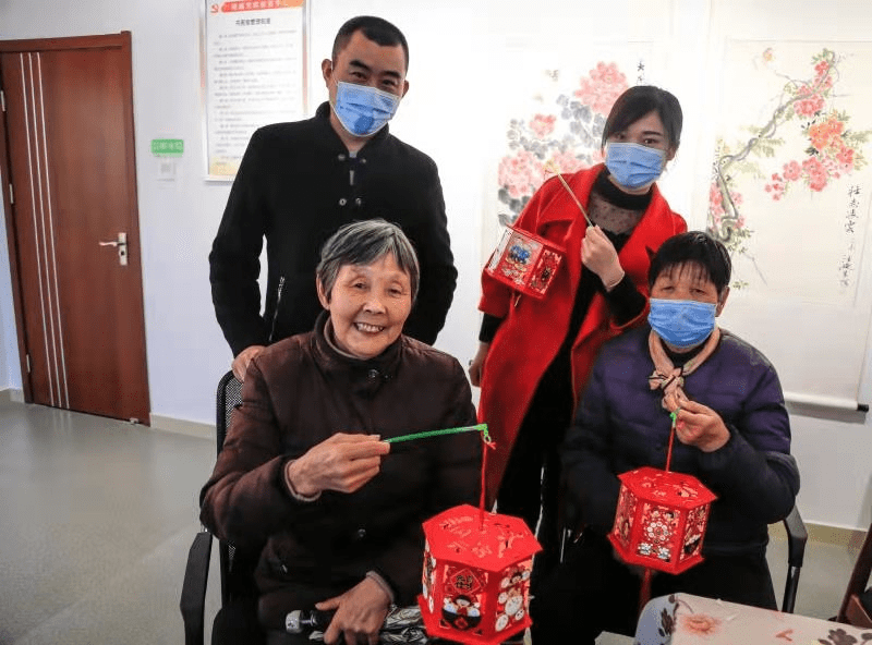 合肥高新区蜀麓中心老人diy灯笼迎元宵