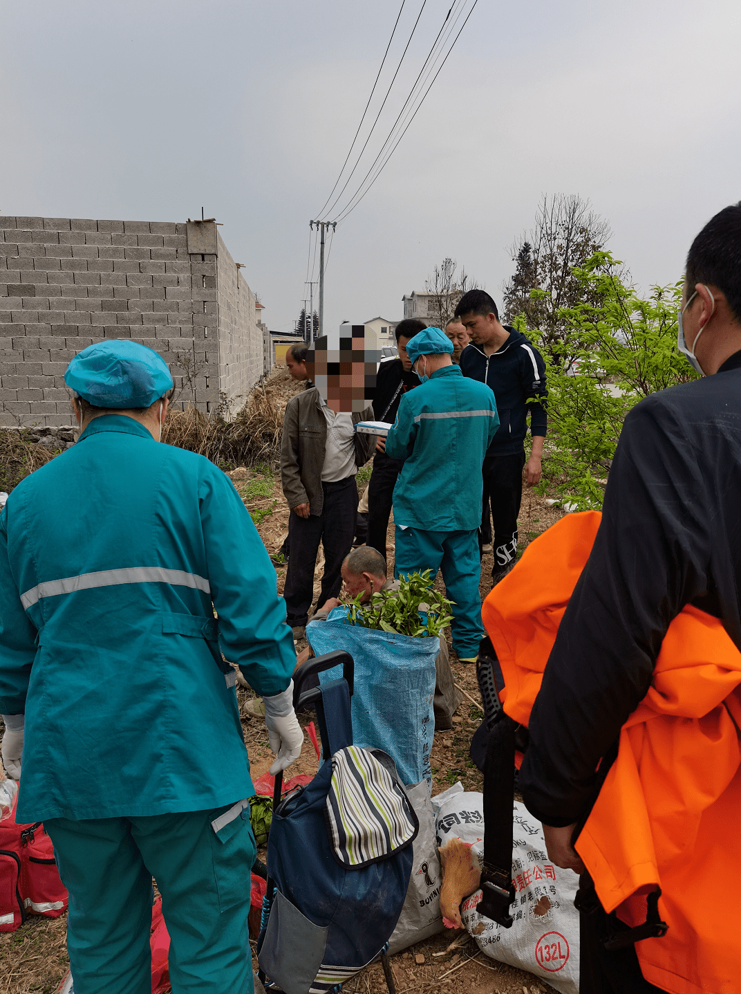 三轮摩托车搭乘8人沿x102线由恭城县西岭街往平乐县治平镇方向行驶,10