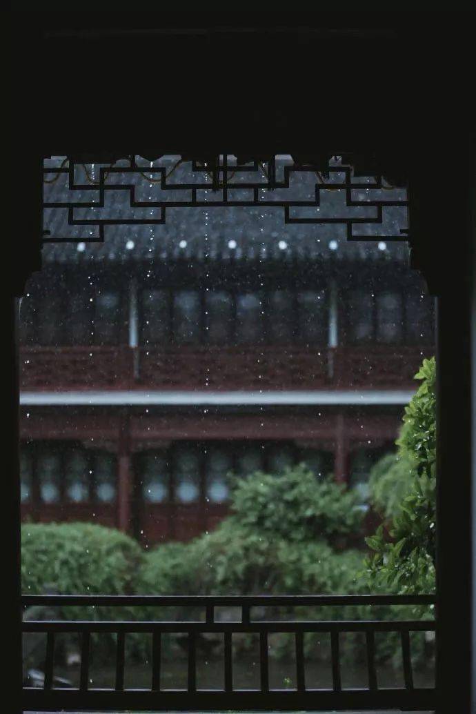 屋檐躲雨唯美图片图片