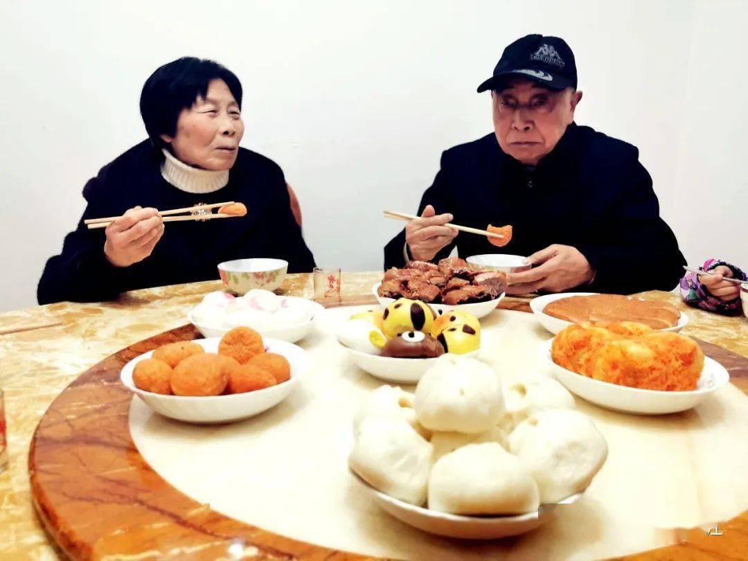 一家人吃汤圆照片图片