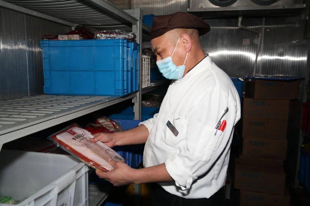 的岗位不平凡的他她们记我院春节期间坚守岗位忘我工作的后勤保障人员