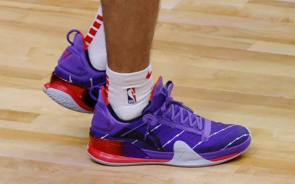 球星上脚 | 巴特勒上脚驭帅14low42!哈雷尔致敬科比!_mid