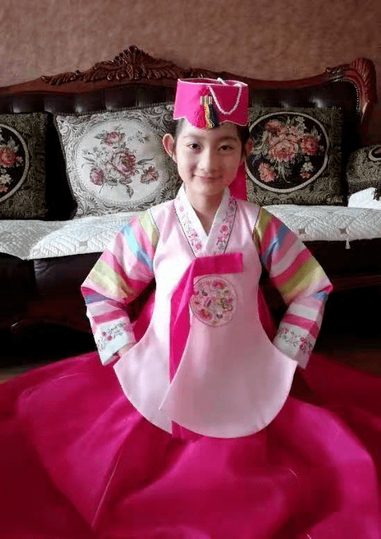 配文:我的宝贝孙女汪文琦(左),一个活泼可爱的朝鲜族小女孩,春节来到