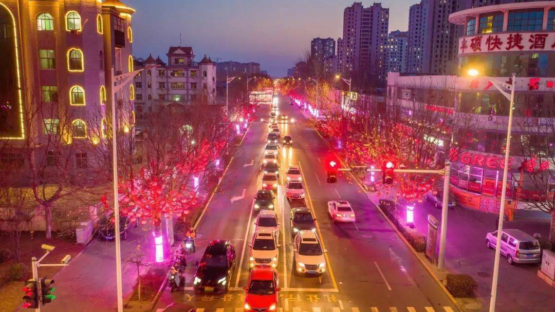 忙碌了一天的人们熙熙攘攘的人流中华灯初上车水马龙开启了元宵夜景