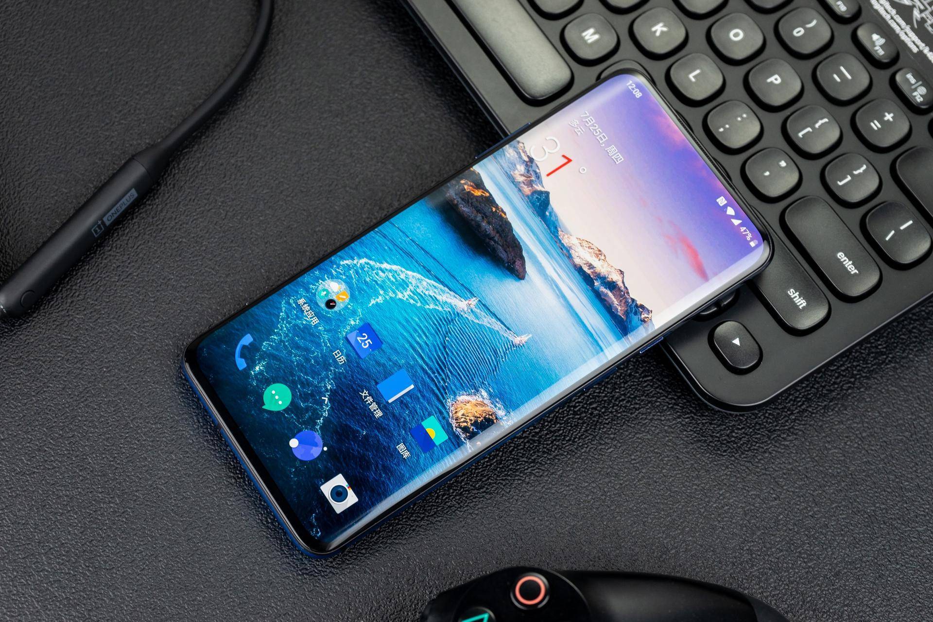 也可以说,一加在推出2k屏手机的时候也重新定义了手机好屏幕的标准.