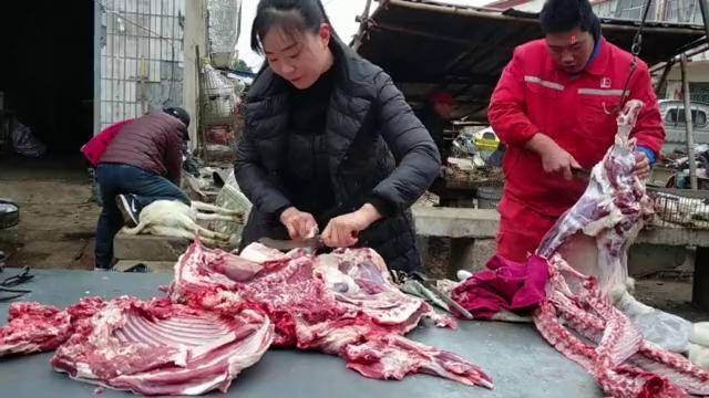 农村美女亲自杀羊取肉为了卖羊肉串真是拼了