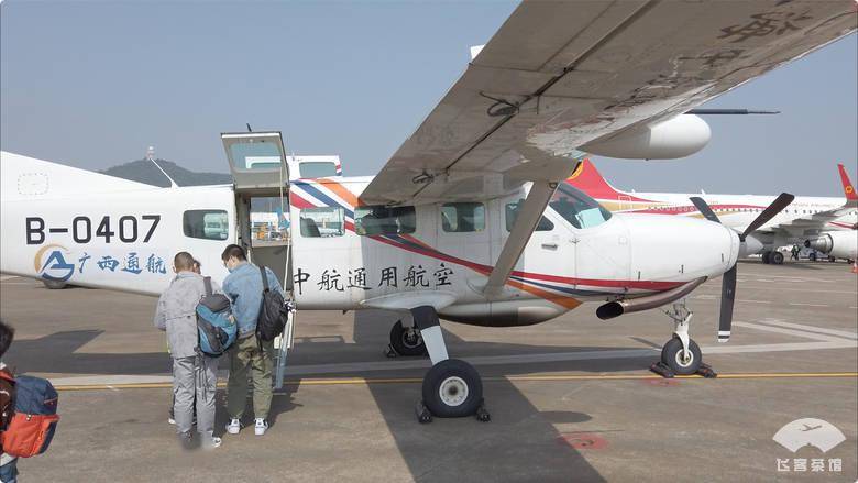 难得坐一次通航小飞机上升非常轻巧就是下降时跟坐过山车一样