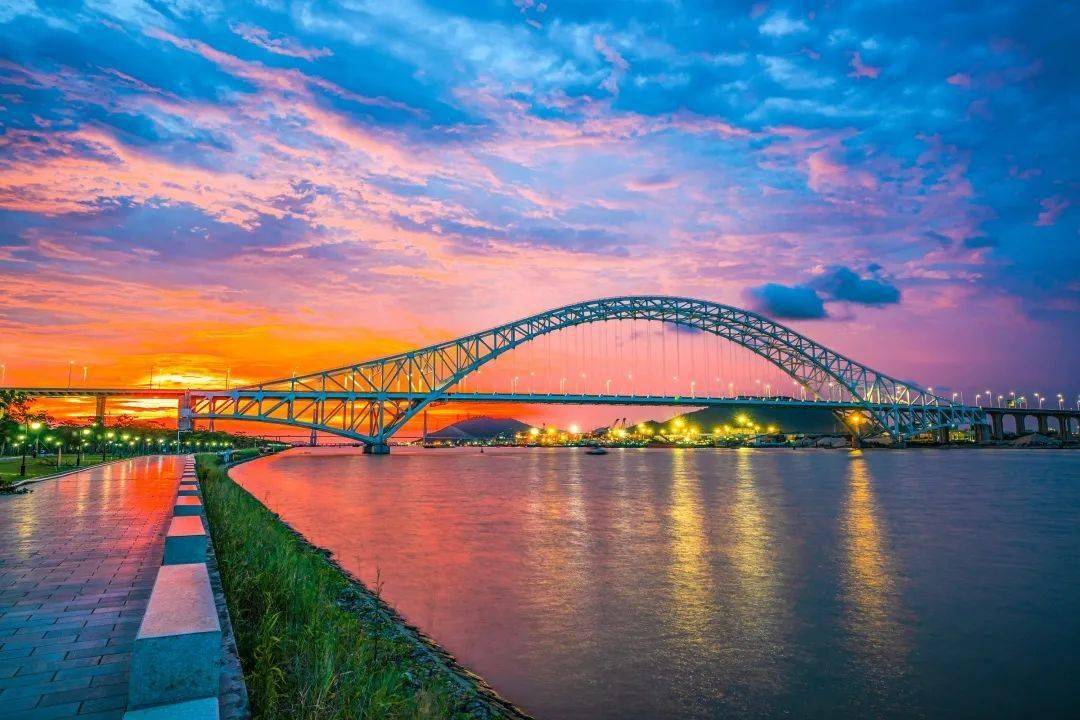 横琴的对面是澳门两个国际自由贸易港互联互通通过港珠澳大桥,莲花