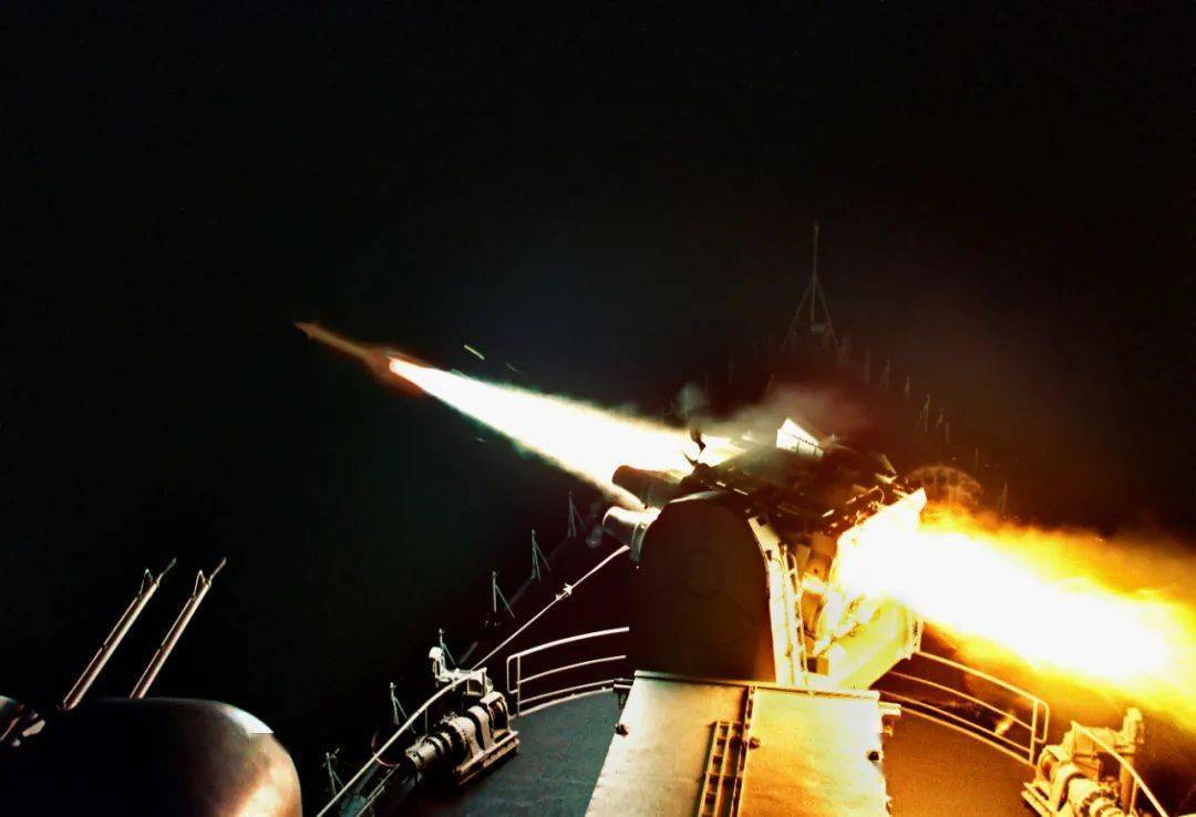 而是冲天火光,隆隆炮吼不是繁华都市,喧闹街巷最好的伙伴它总有一群人