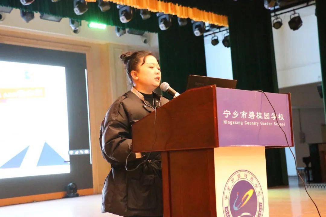 幼儿园园长向恒中小学部校长廖宇明双语高中部助理校长张霖华执行校长