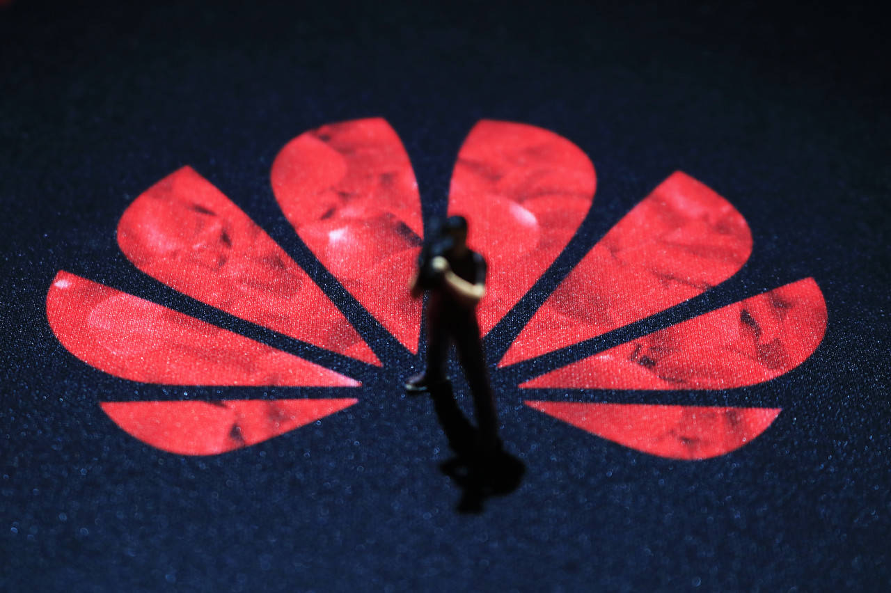 柔性|华为折叠屏新机飙涨万元：黄牛2000元高价代抢，柔性屏概念股闻风而动