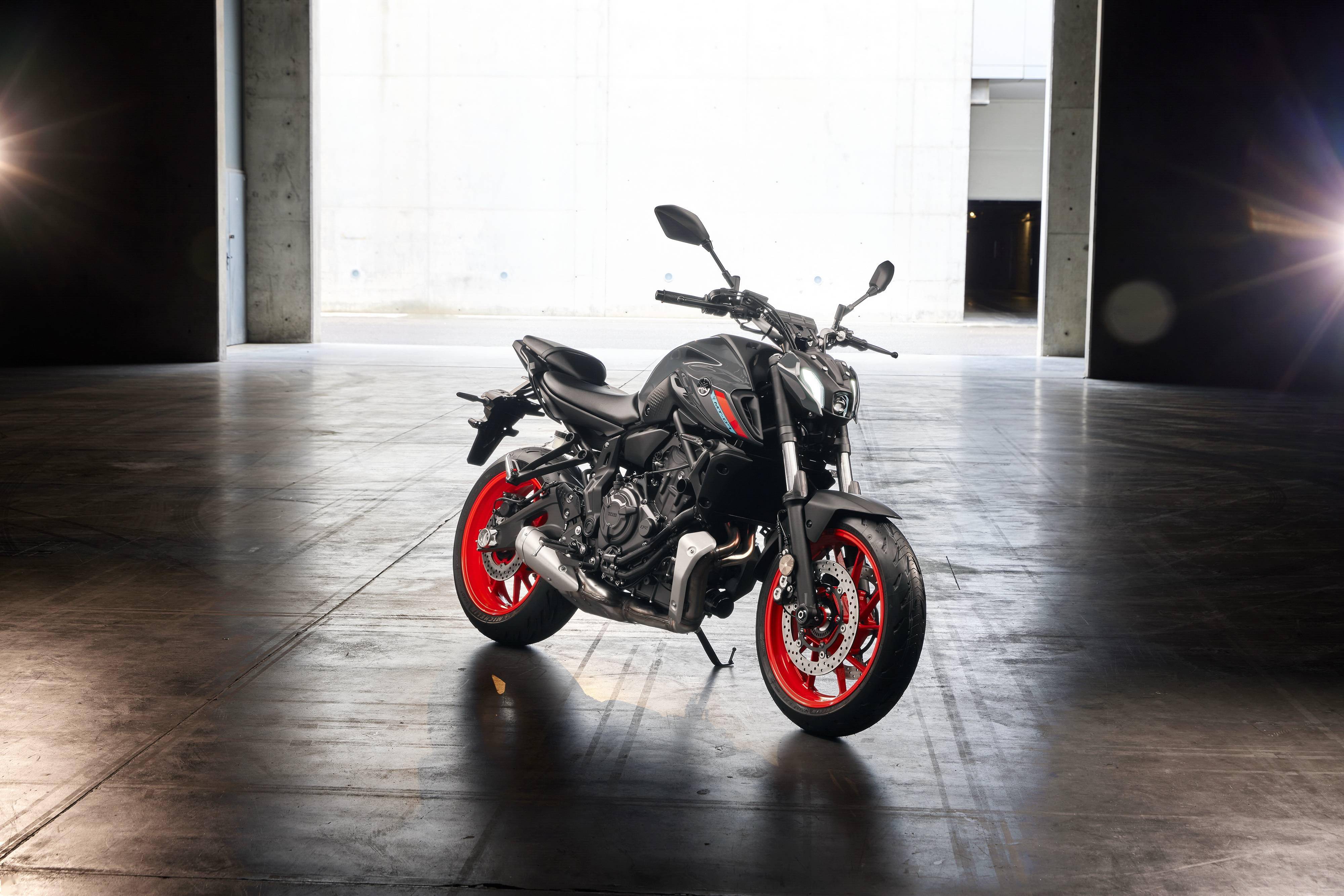 yamaha新一代mt07mt09户外特写