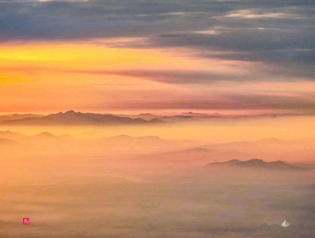 赤霞半天,光色媚丽,光灿耀目.泰山之巅日出云起,蔚为壮观.