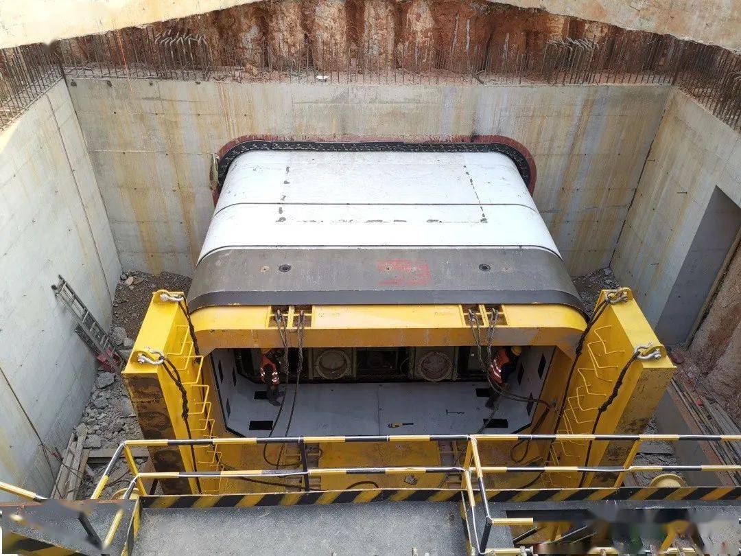 海口市国兴大道人行通道项目西通道矩形顶管顺利始发_施工