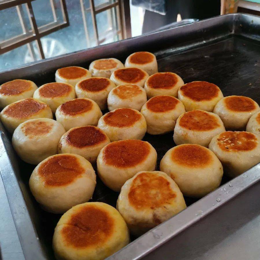 小编在黎里古镇的一家老字号食品店——紫阳观里看到,刚出炉的酒酿饼