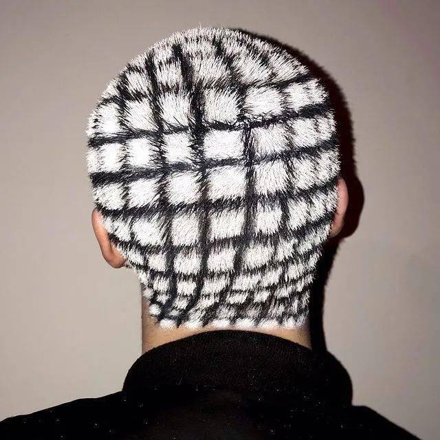 壁纸| 你会尝试这样的夸张发型吗?