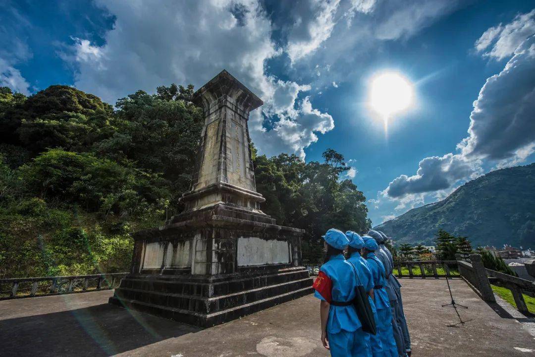 纪念碑占地3.5亩,由主碑,栏杆围墙,石台阶三部分组成.