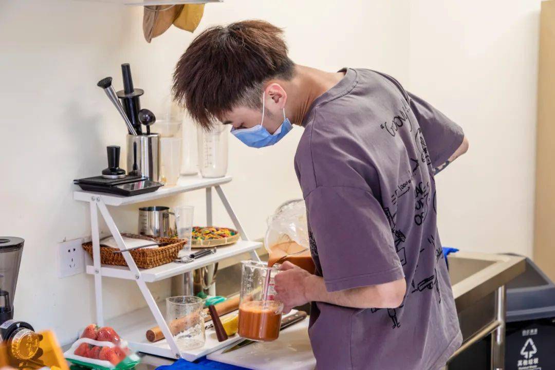 傣族帅哥做的泰式奶茶还是用袋装的