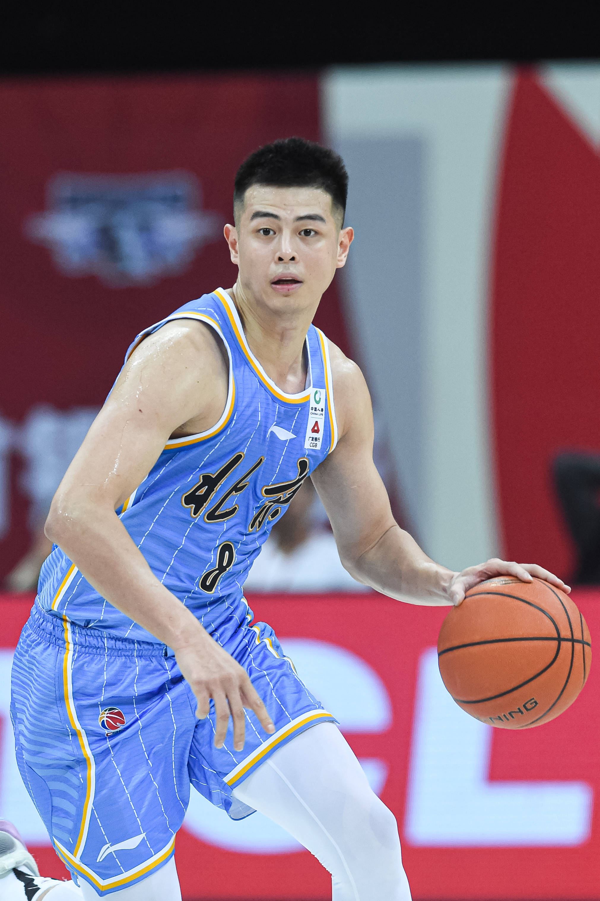 3月2日,北京首钢队球员方硕在比赛中带球进攻.