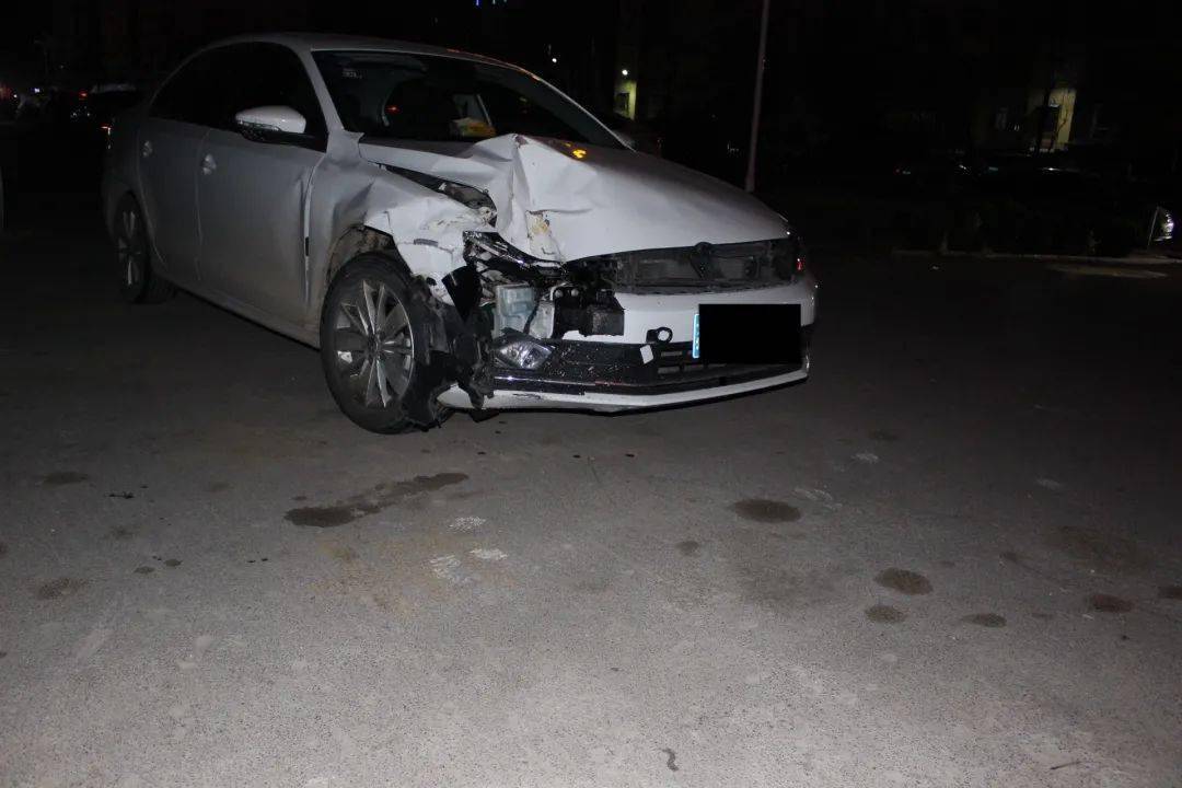 凌晨菏泽一路口发生车祸电三轮侧翻肇事者逃逸