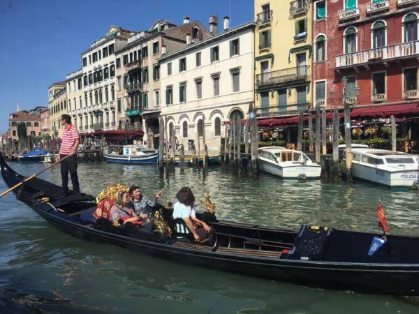 河道干涸、贡多拉船停摆，水城威尼斯的水去哪儿了？