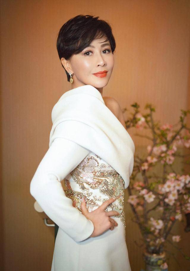 刘嘉玲获高奢品全球代言,斜肩珍珠裙素雅高贵,尽显女神气质_服装