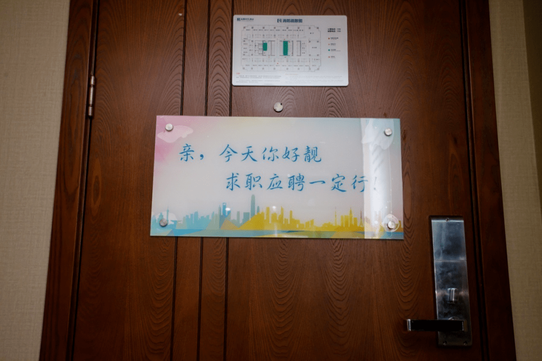 暖心标语不仅如此,驿站还新增台球室,健身区,读书角,洗衣房等功能区域