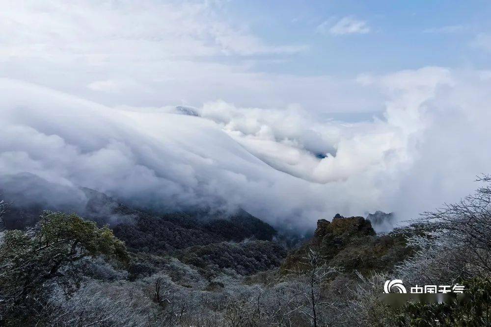 天气奇观梵净山惊现瀑布云海