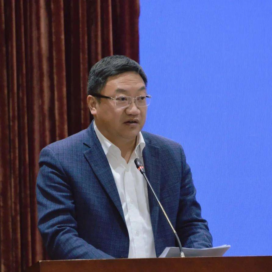 竞赛优秀集体区重大办主任胡国强宣读《金山区人民政府关于表彰2020