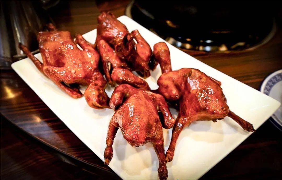 浦北这家烤乳鸽,馋得美女流口水,一人"喋"一只,爽到爆!