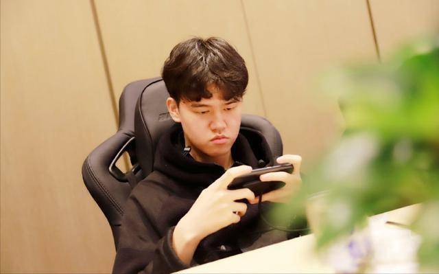 大家有没有看这局听安和四国服做队友却没赢呢?