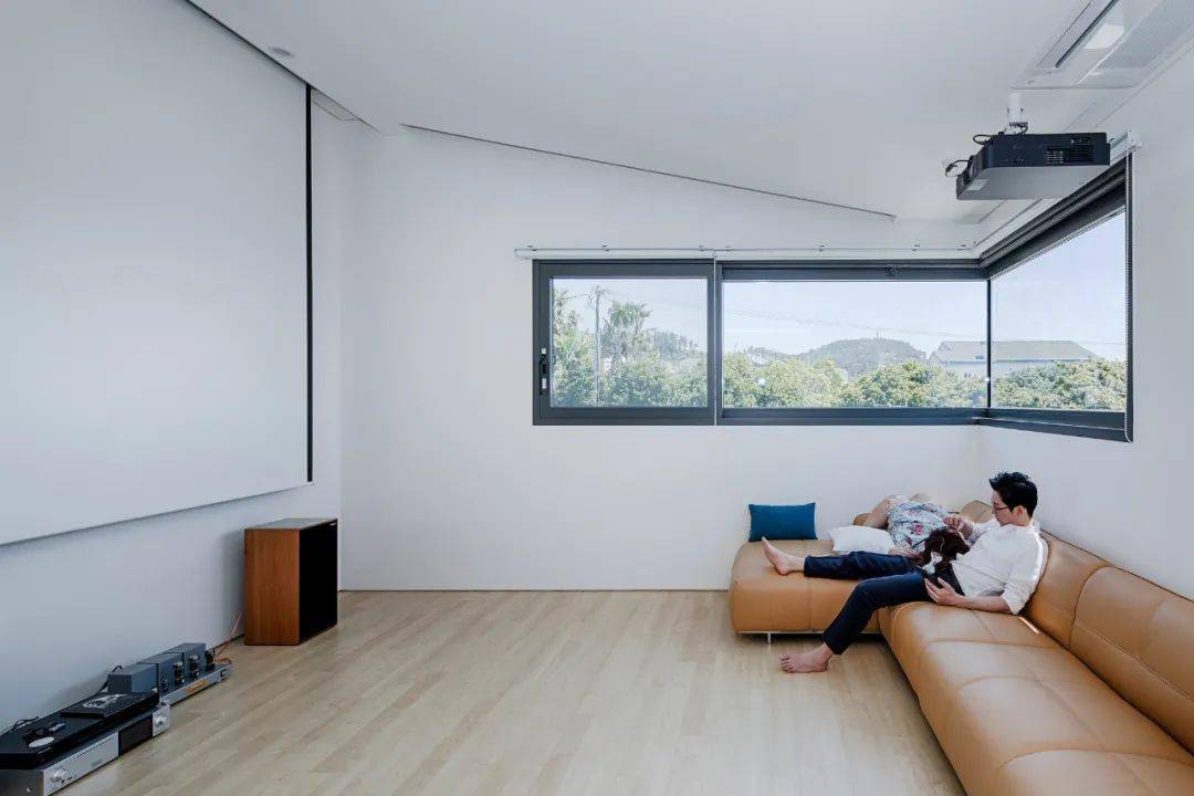 如果想创意一点,还可以把横窗开在下面(和窗外借景).