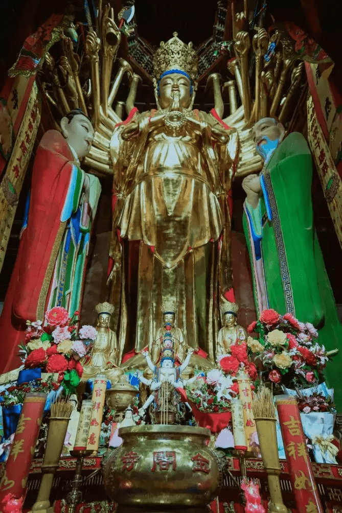 在五台山上南台之北,中台之南的金阁岭上,有一座寺庙,名叫金阁寺,除五