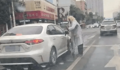 乞讨老人频敲车窗要钱却有存款二十万，警方：已行拘插图