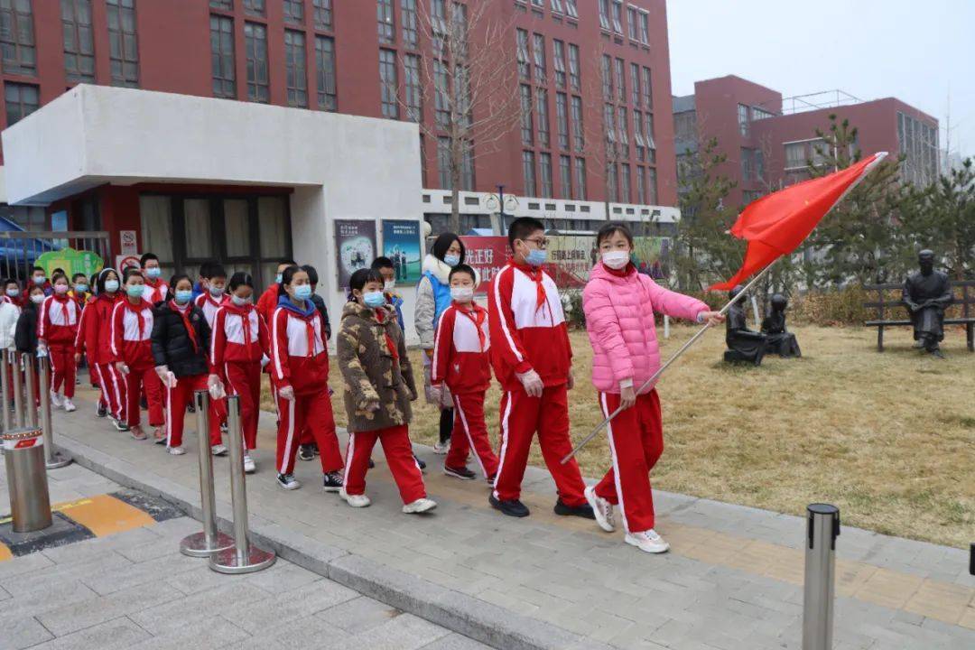 今天潞河附属的这群师生走上街头做了一次特殊的课间操