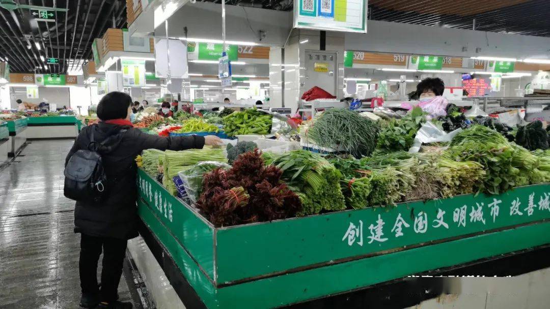 昨天(3月4日)上午,记者在新马路菜市场二楼蔬菜区发现,大部分摊位都有